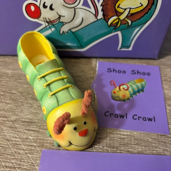 WILLOW HALL SHOO SHOO CRAWL CRAWL CATERPILLAR MINIATURE SHOE FIGURINE - Picture 2 of 4